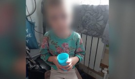 FOTO // O mamă şi-a torturat fetiţa de 8 ani, o ţinea legată de mâini, de picioare şi o înfometa. Vecinii au auzit-o pe copilă ţipând